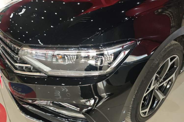 Used Volkswagen Magotan 2025 Revised Version Zhongxiang Edition 330TSI DSG Luxury Trim Left Front Headlight