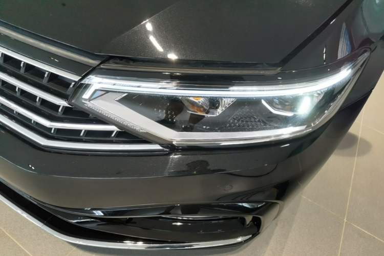 Used Volkswagen Magotan 2025 Revised Version Zhongxiang Edition 280TSI DSG Luxury Trim Left Front Headlight