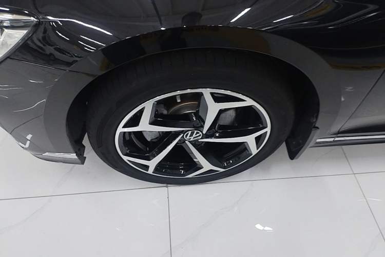 Used Volkswagen Magotan 2025 Zhongxiang Version 330TSI DSG Luxury Edition Left Front Wheel Hub