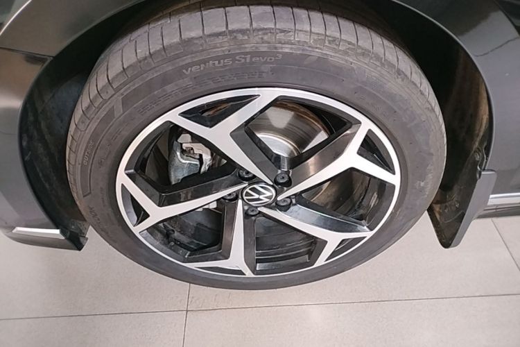 Used Volkswagen Magotan 2025 Revised Version 2 Zhongxiang Edition 330TSI DSG Luxury Trim Left Front Wheel Hub