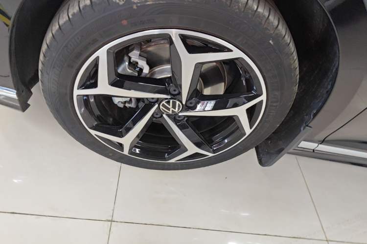 Used Volkswagen Magotan 2025 Revised Version 2 Zhongxiang Edition 330TSI DSG Luxury Trim Left Front Wheel Hub
