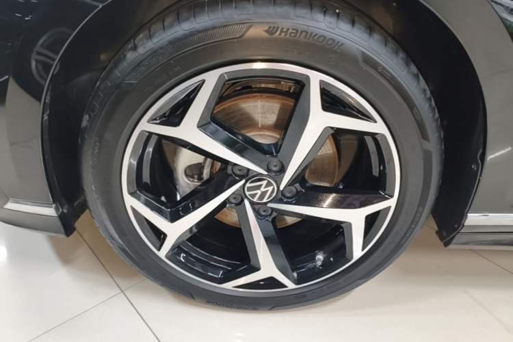 Used Volkswagen Magotan 2025 Revised Version Zhongxiang Edition 330TSI DSG Luxury Trim Left Front Wheel Hub