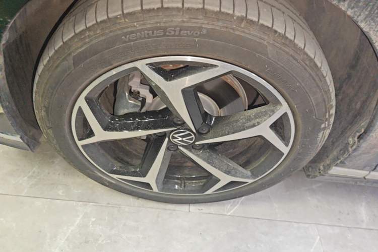 Used Volkswagen Magotan 2025 Revised Version 2 Zhongxiang Edition 330TSI DSG Luxury Trim Left Front Wheel Hub
