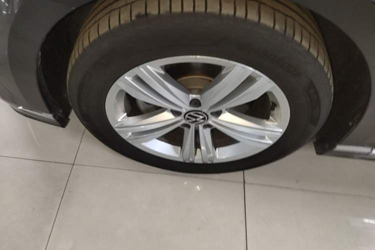 Used Volkswagen Magotan 2025 Zhongxiang Version 280TSI DSG Comfort Edition Left Front Wheel Hub