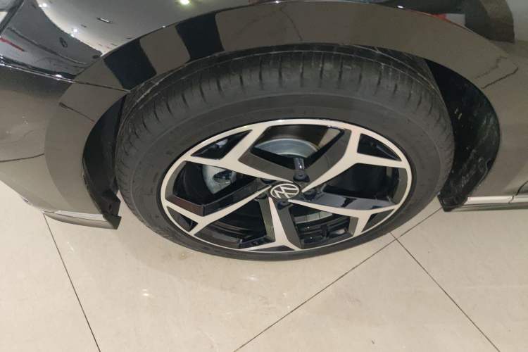 Used Volkswagen Magotan 2025 Revised Version 2 Zhongxiang Edition 330TSI DSG Luxury Trim Left Front Wheel Hub