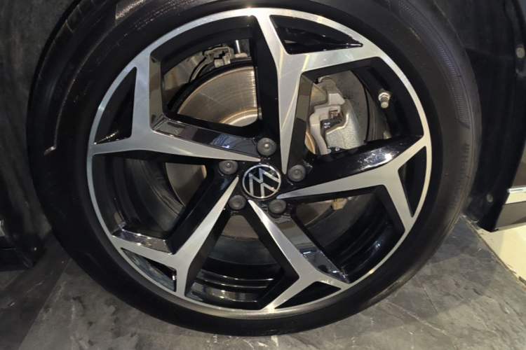 Used Volkswagen Magotan 2025 Zhongxiang Version 330TSI DSG Luxury Edition Left Front Wheel Hub