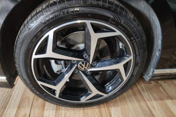 Used Volkswagen Magotan 2025 Revised Version 2 Zhongxiang Edition 330TSI DSG Luxury Trim Left Front Wheel Hub