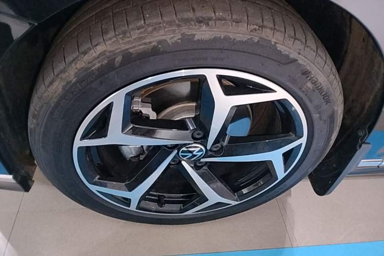 Used Volkswagen Magotan 2025 Revised Version 2 Zhongxiang Edition 330TSI DSG Luxury Trim Left Front Wheel Hub