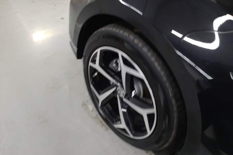 Used Volkswagen Magotan 2025 Zhongxiang Version 330TSI DSG Luxury Edition Left Front Wheel Hub