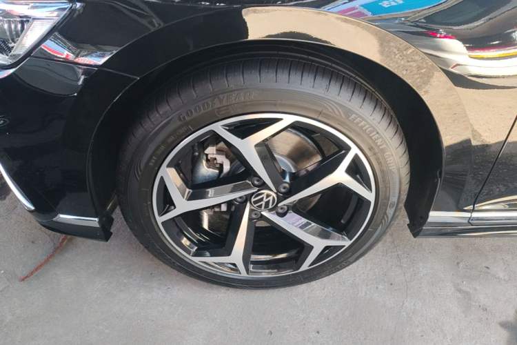 Used Volkswagen Magotan 2025 Revised Version 2 Zhongxiang Edition 330TSI DSG Luxury Trim Left Front Wheel Hub