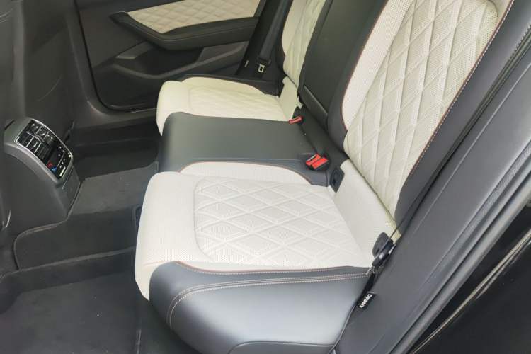 Used Volkswagen Magotan 2025 Revised Version 2 Zhongxiang Edition 330TSI DSG Luxury Trim Left Rear Seat