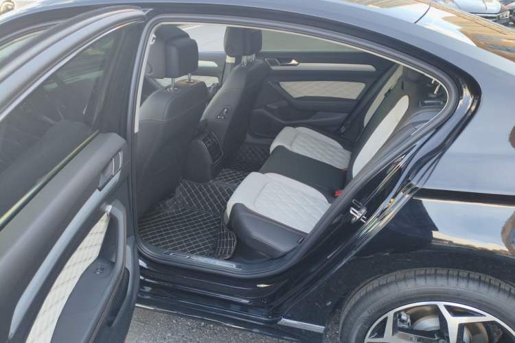 Used Volkswagen Magotan 2025 Revised Version Zhongxiang Edition 330TSI DSG Luxury Trim Left Rear Seat