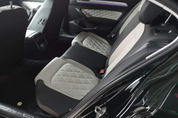 Used Volkswagen Magotan 2025 Revised Version Zhongxiang Edition 330TSI DSG Luxury Trim Left Rear Seat