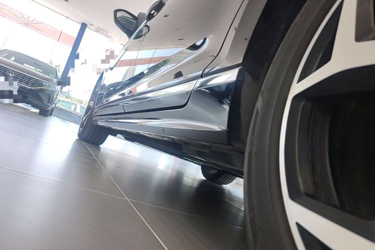 Used Volkswagen Magotan 2025 Revised Version Zhongxiang Edition 280TSI DSG Luxury Trim Left Side Sill