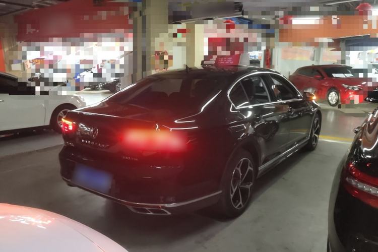 Used Volkswagen Magotan 2025 Zhongxiang Version 330TSI DSG Luxury Edition Rear Right 45 Deg