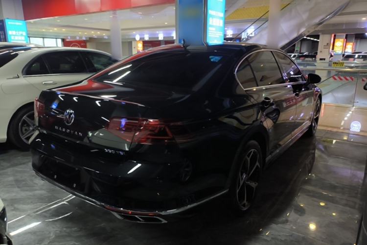 Used Volkswagen Magotan 2025 Zhongxiang Version 330TSI DSG Luxury Edition Rear Right 45 Deg