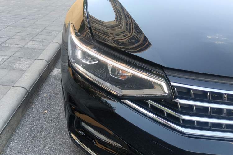 Used Volkswagen Magotan 2025 Revised Version Zhongxiang Edition 330TSI DSG Luxury Trim Right Front Headlight