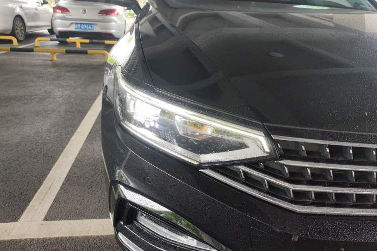 Used Volkswagen Magotan 2025 Revised Version 2 Zhongxiang Edition 330TSI DSG Luxury Trim Right Front Headlight