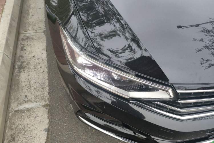 Used Volkswagen Magotan 2025 Revised Version 2 Zhongxiang Edition 330TSI DSG Luxury Trim Right Front Headlight
