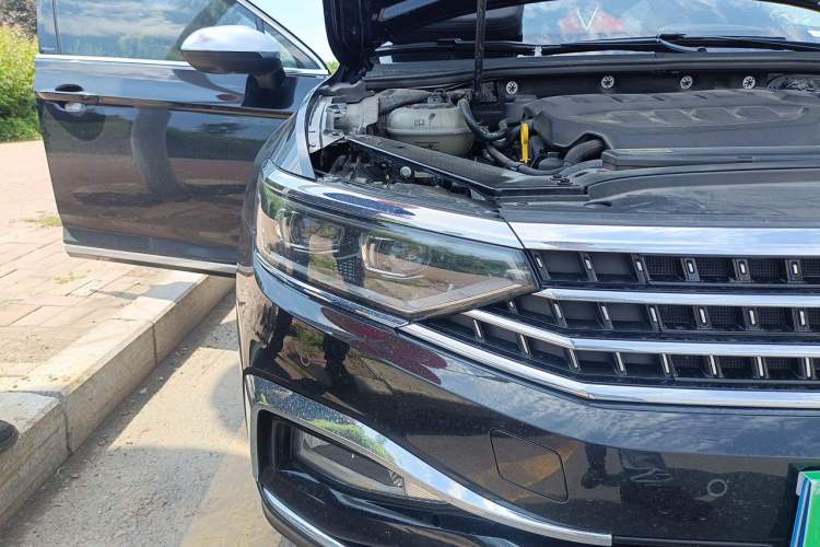 Used Volkswagen Magotan 2025 Zhongxiang Version 330TSI DSG Luxury Edition Right Front Headlight
