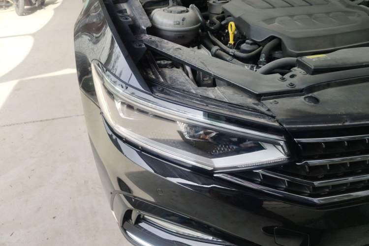 Used Volkswagen Magotan 2025 Zhongxiang Version 330TSI DSG Luxury Edition Right Front Headlight