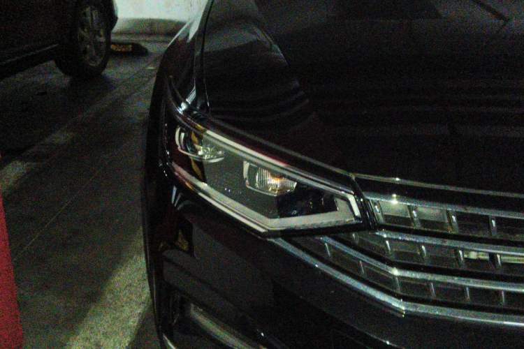 Used Volkswagen Magotan 2025 Revised Version Zhongxiang Edition 330TSI DSG Luxury Trim Right Front Headlight