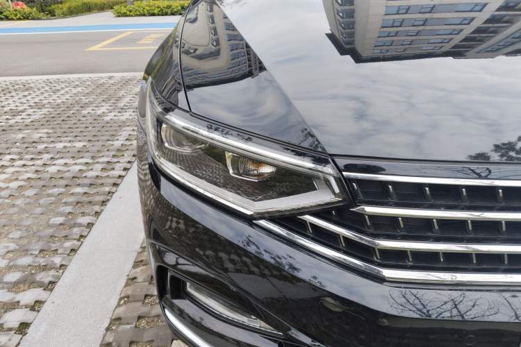 Used Volkswagen Magotan 2025 Zhongxiang Version 330TSI DSG Luxury Edition Right Front Headlight