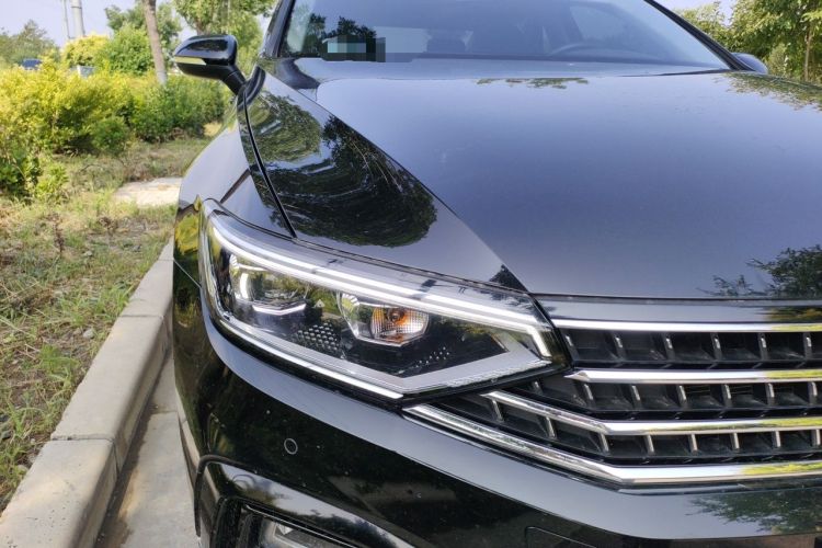 Used Volkswagen Magotan 2025 Zhongxiang Version 280TSI DSG Comfort Edition Right Front Headlight