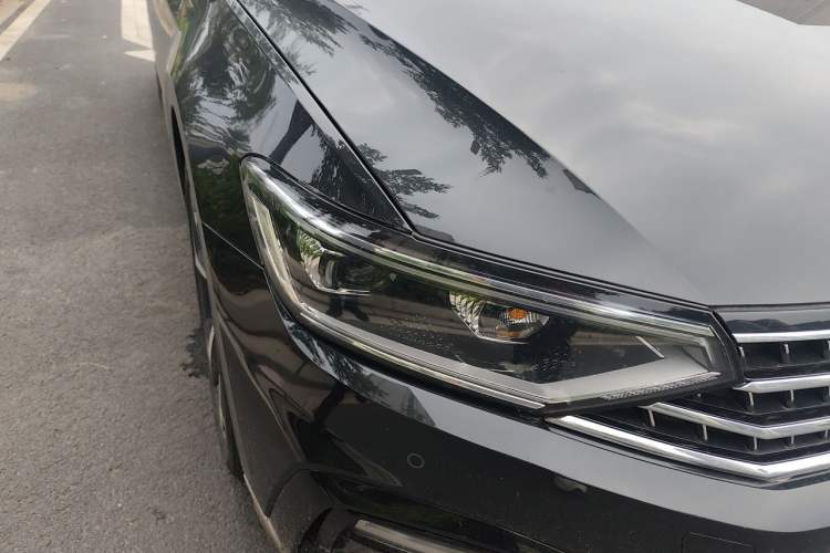 Used Volkswagen Magotan 2025 Zhongxiang Version 330TSI DSG Luxury Edition Right Front Headlight
