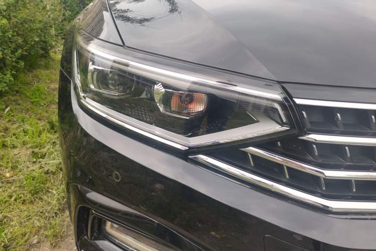 Used Volkswagen Magotan 2025 Revised Version Zhongxiang Edition 330TSI DSG Luxury Trim Right Front Headlight