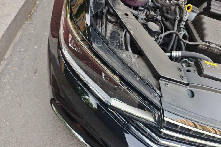 Used Volkswagen Magotan 2025 Zhongxiang Version 280TSI DSG Comfort Edition Right Front Headlight