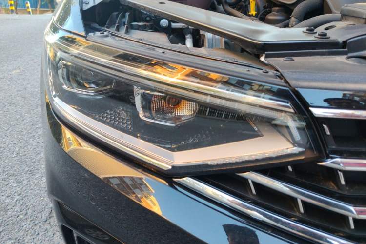 Used Volkswagen Magotan 2025 Zhongxiang Version 330TSI DSG Luxury Edition Right Front Headlight