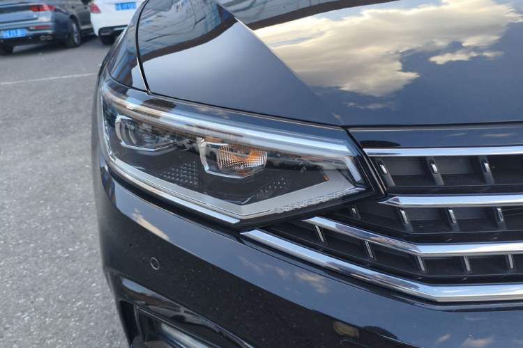 Used Volkswagen Magotan 2025 Revised Version Zhongxiang Edition 330TSI DSG Luxury Trim Right Front Headlight