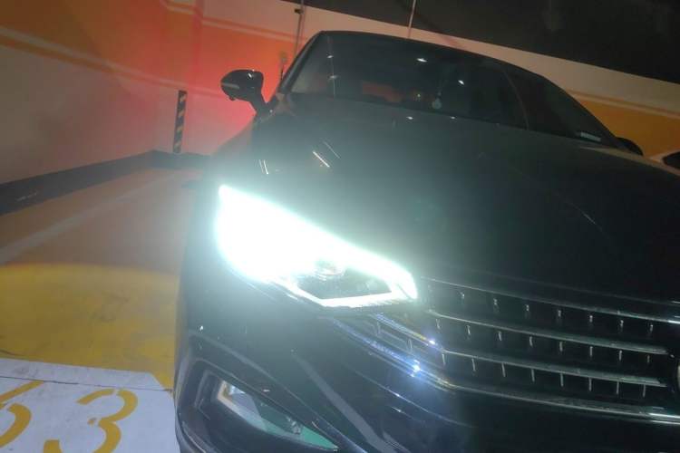 Used Volkswagen Magotan 2025 Revised Version Zhongxiang Edition 330TSI DSG Luxury Trim Right Front Headlight