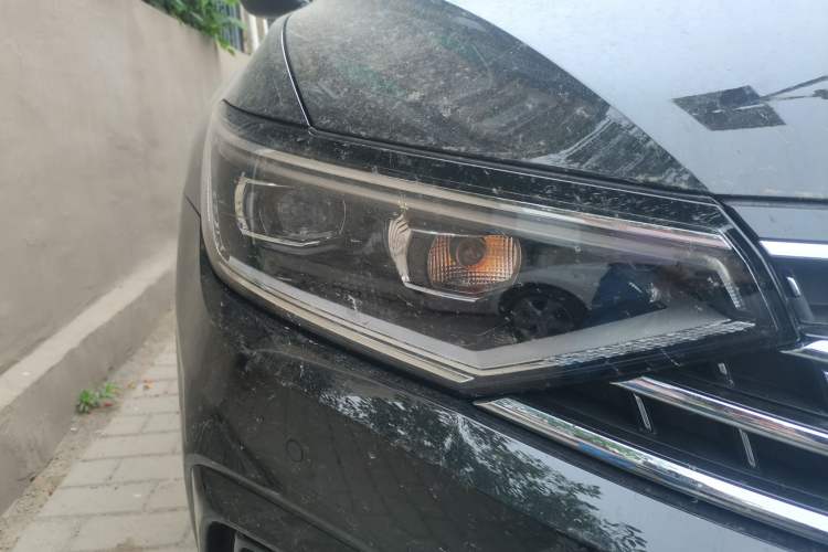Used Volkswagen Magotan 2025 Revised Version Zhongxiang Edition 330TSI DSG Luxury Trim Right Front Headlight