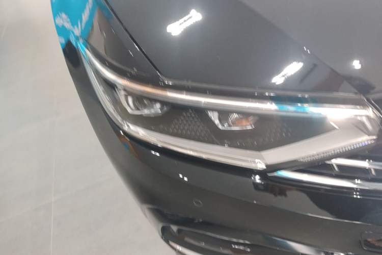 Used Volkswagen Magotan 2025 Revised Version Zhongxiang Edition 280TSI DSG Luxury Trim Right Front Headlight
