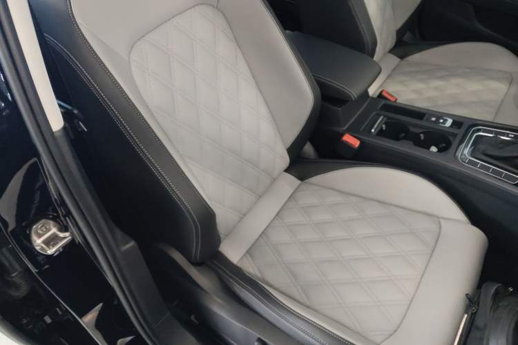 Used Volkswagen Magotan 2025 Revised Version Zhongxiang Edition 280TSI DSG Luxury Trim Right Front Seat