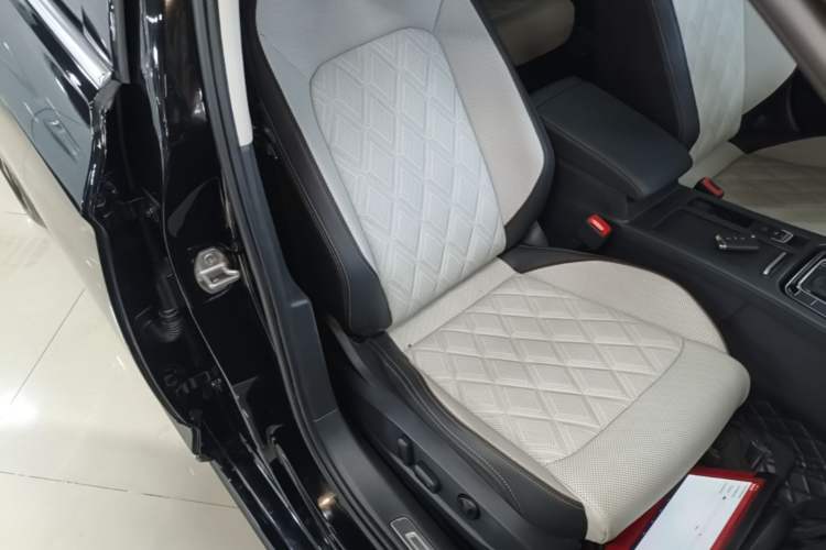 Used Volkswagen Magotan 2025 Revised Version Zhongxiang Edition 330TSI DSG Luxury Trim Right Front Seat