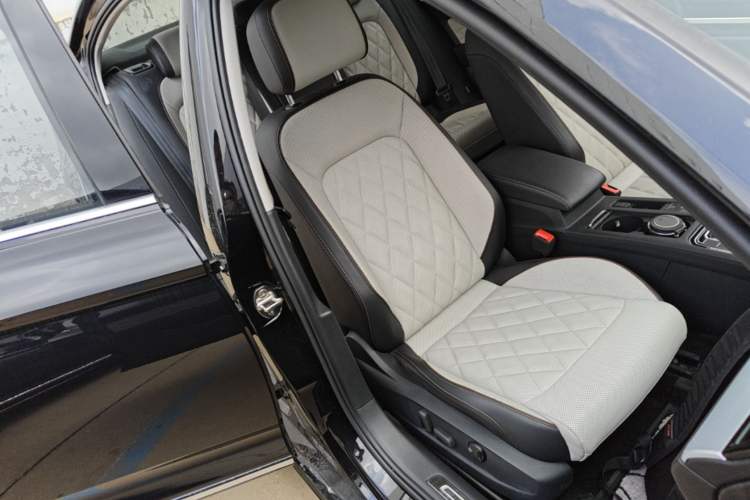 Used Volkswagen Magotan 2025 Zhongxiang Version 330TSI DSG Luxury Edition Right Front Seat