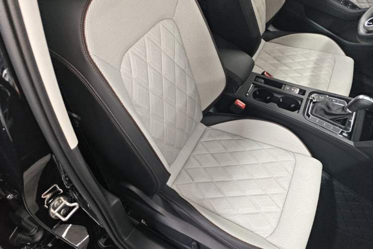 Used Volkswagen Magotan 2025 Zhongxiang Version 330TSI DSG Luxury Edition Right Front Seat