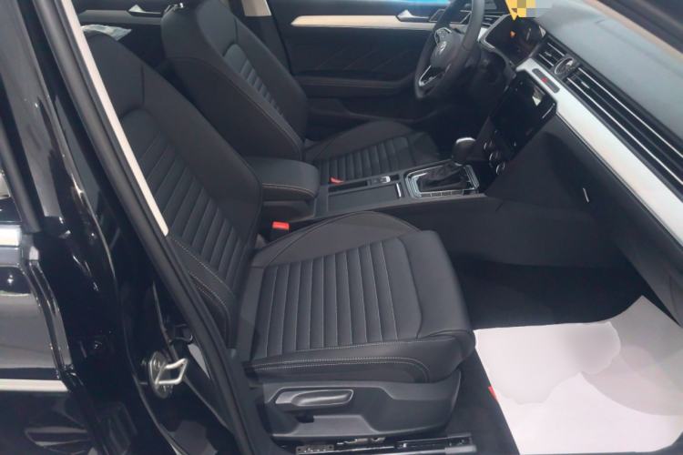Used Volkswagen Magotan 2025 Zhongxiang Version 280TSI DSG Comfort Edition Right Front Seat