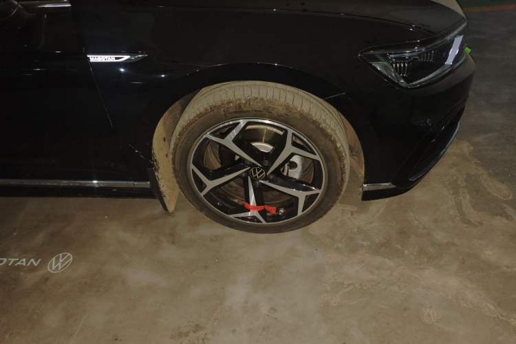 Used Volkswagen Magotan 2025 Zhongxiang Version 330TSI DSG Luxury Edition Right Front Wheel Hub