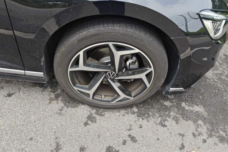 Used Volkswagen Magotan 2025 Zhongxiang Version 330TSI DSG Luxury Edition Right Front Wheel Hub