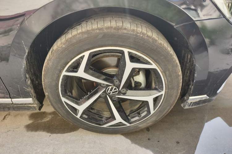 Used Volkswagen Magotan 2025 Revised Version 2 Zhongxiang Edition 330TSI DSG Luxury Trim Right Front Wheel Hub