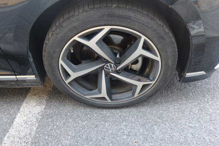Used Volkswagen Magotan 2025 Revised Version Zhongxiang Edition 330TSI DSG Luxury Trim Right Front Wheel Hub