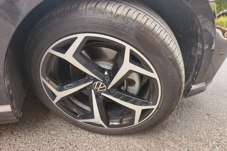 Used Volkswagen Magotan 2025 Revised Version 2 Zhongxiang Edition 330TSI DSG Luxury Trim Right Front Wheel Hub