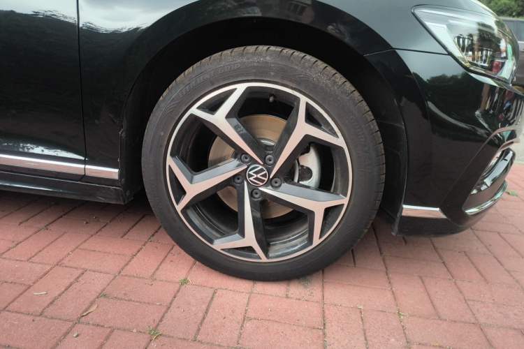 Used Volkswagen Magotan 2025 Zhongxiang Model 280TSI DSG Luxury Version Right Front Wheel Hub