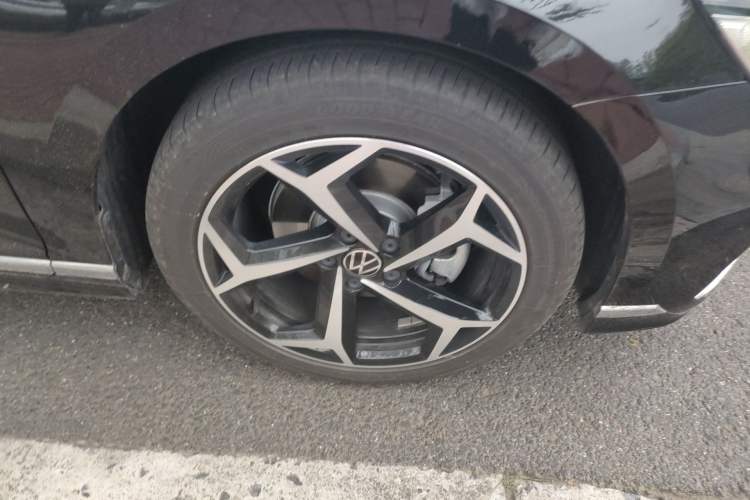 Used Volkswagen Magotan 2025 Revised Version 2 Zhongxiang Edition 330TSI DSG Luxury Trim Right Front Wheel Hub