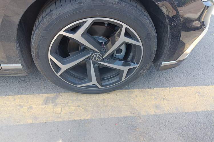 Used Volkswagen Magotan 2025 Zhongxiang Version 330TSI DSG Luxury Edition Right Front Wheel Hub