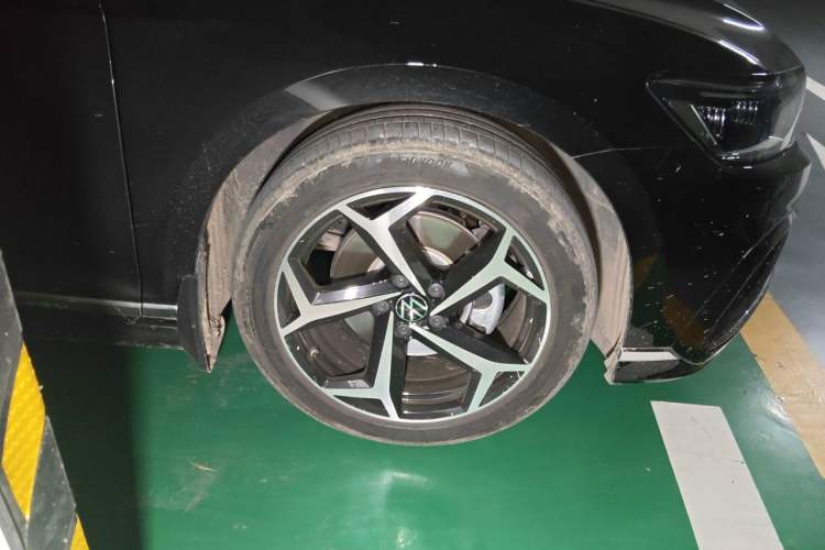 Used Volkswagen Magotan 2025 Revised Version Zhongxiang Edition 330TSI DSG Luxury Trim Right Front Wheel Hub